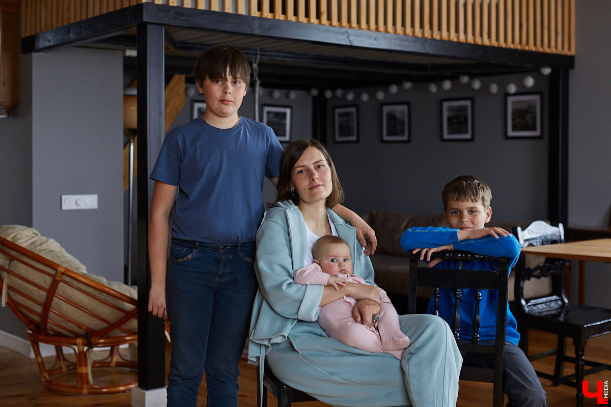 Владимирцы с пятью детьми поселились на лесном хуторе и превратили в симпатичную дачу квартиру в самом центре города.