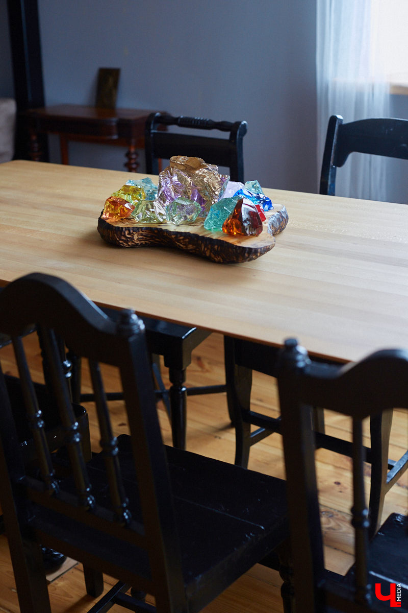 Владимирцы с пятью детьми поселились на лесном хуторе и превратили в симпатичную дачу квартиру в самом центре города.