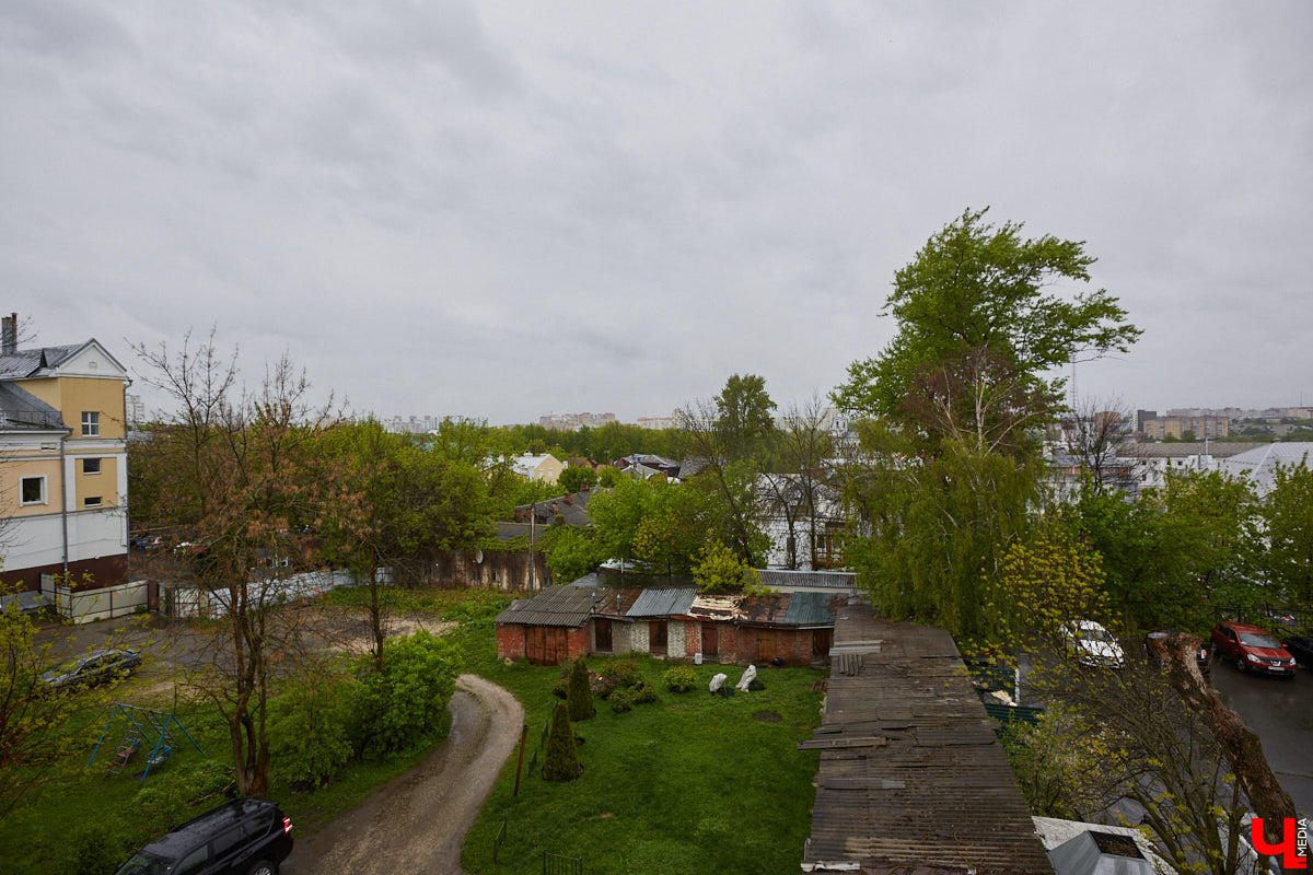 Владимирцы с пятью детьми поселились на лесном хуторе и превратили в симпатичную дачу квартиру в самом центре города.