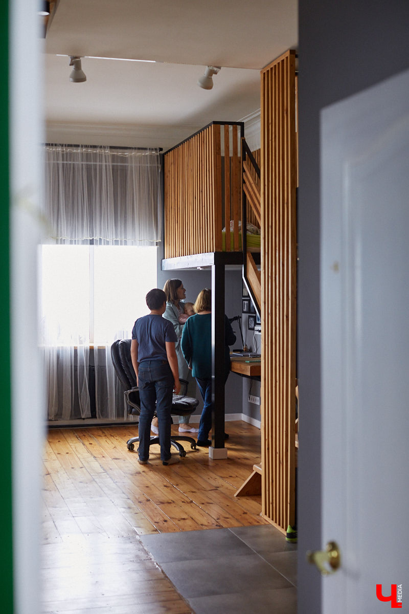 Владимирцы с пятью детьми поселились на лесном хуторе и превратили в симпатичную дачу квартиру в самом центре города.