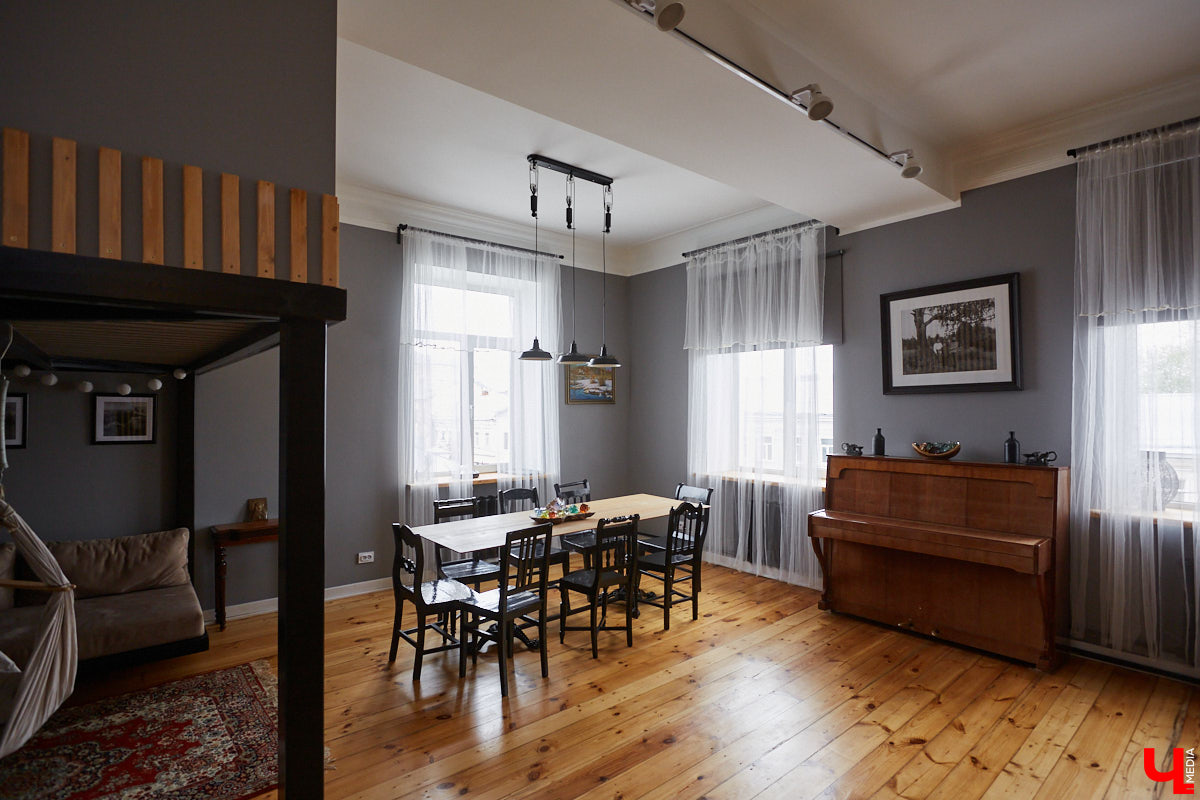 Владимирцы с пятью детьми поселились на лесном хуторе и превратили в симпатичную дачу квартиру в самом центре города.