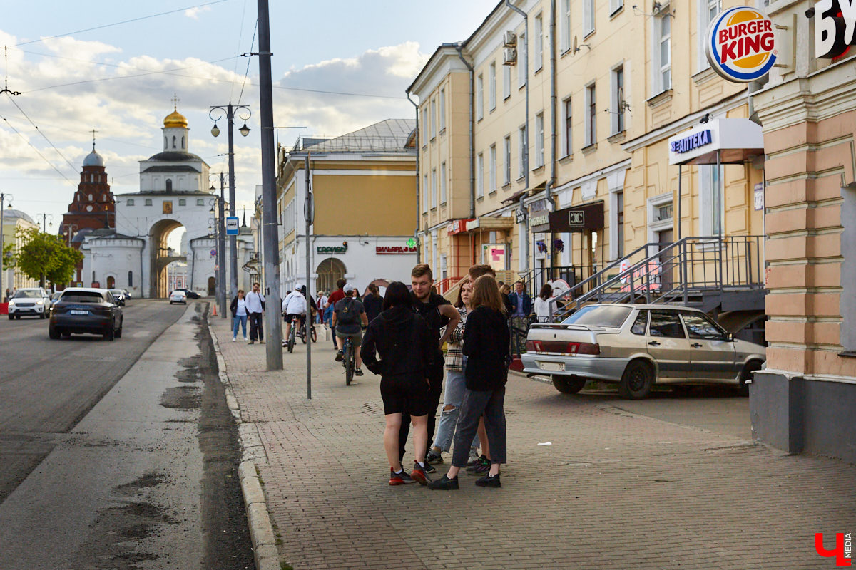 Владимирцы с пятью детьми поселились на лесном хуторе и превратили в симпатичную дачу квартиру в самом центре города.