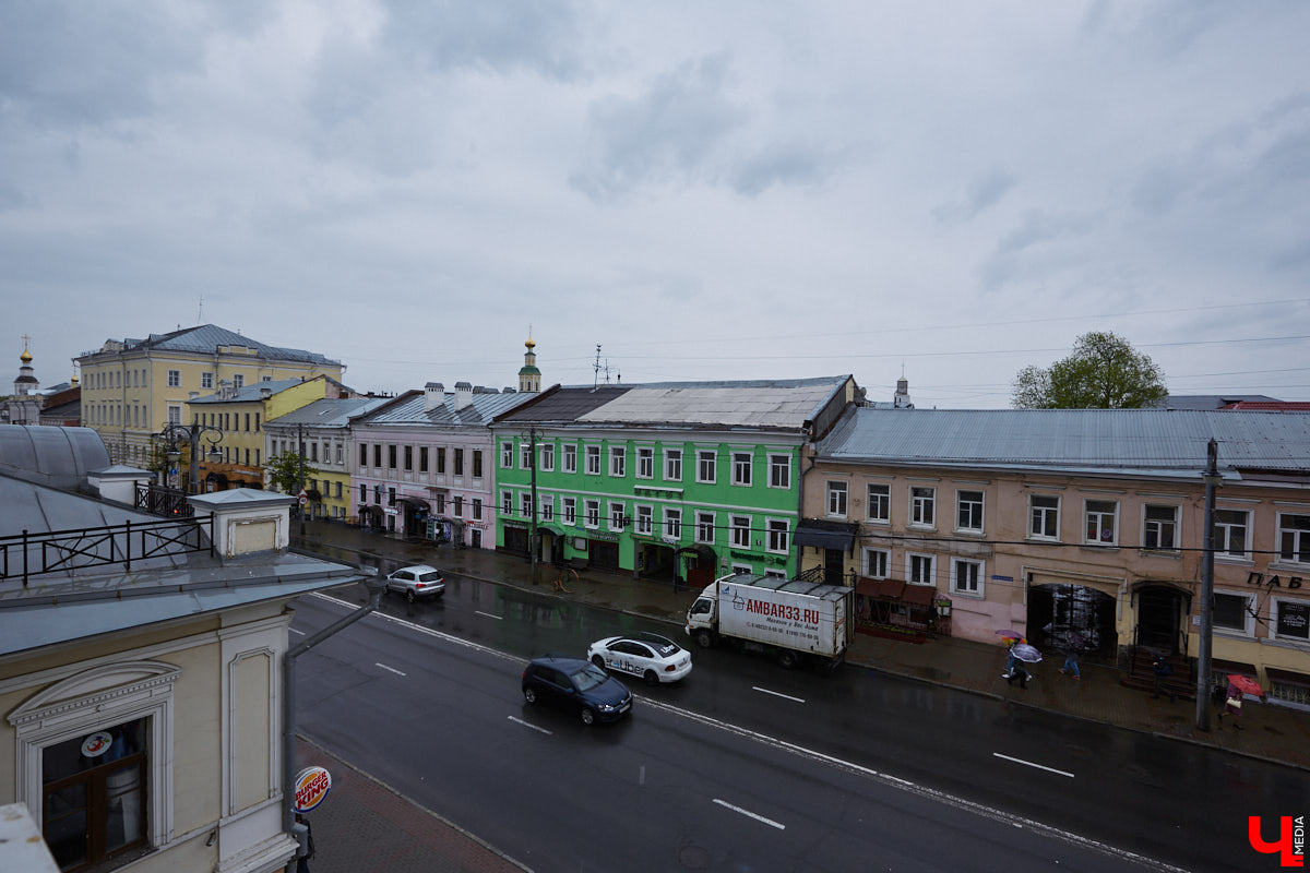 Владимирцы с пятью детьми поселились на лесном хуторе и превратили в симпатичную дачу квартиру в самом центре города.