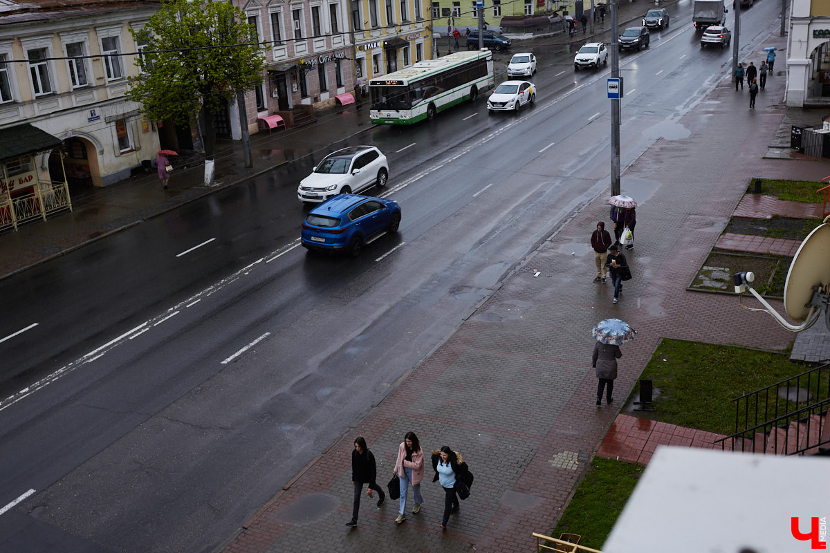 Владимирцы с пятью детьми поселились на лесном хуторе и превратили в симпатичную дачу квартиру в самом центре города.
