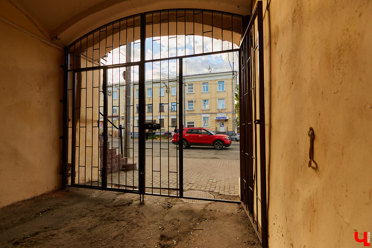 Владимирцы с пятью детьми поселились на лесном хуторе и превратили в симпатичную дачу квартиру в самом центре города.