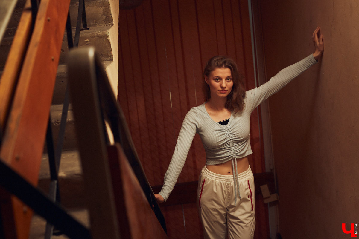 На счету 25-летней актрисы Владимирского театра драмы блестяще сыгранные роли во многих спектаклях. Времени на подготовку и репетиции у нее уходит много, а вот на то, чтобы подобрать повседневный look, его почти нет. Поэтому в ход идут расслабленные образы и минимум аксессуаров в противовес сложным сценическим костюмам.