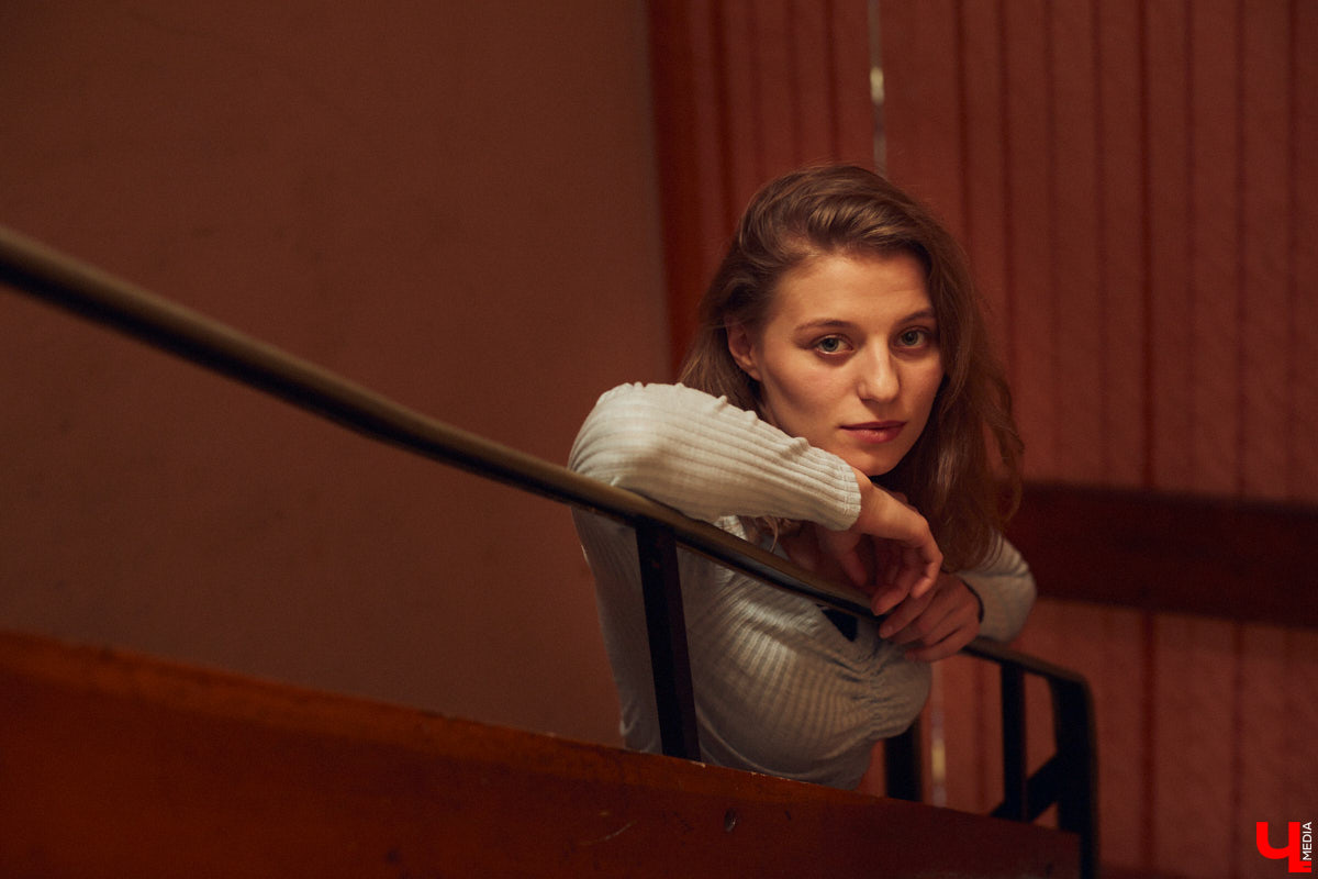 На счету 25-летней актрисы Владимирского театра драмы блестяще сыгранные роли во многих спектаклях. Времени на подготовку и репетиции у нее уходит много, а вот на то, чтобы подобрать повседневный look, его почти нет. Поэтому в ход идут расслабленные образы и минимум аксессуаров в противовес сложным сценическим костюмам.