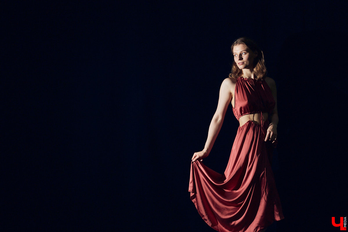 На счету 25-летней актрисы Владимирского театра драмы блестяще сыгранные роли во многих спектаклях. Времени на подготовку и репетиции у нее уходит много, а вот на то, чтобы подобрать повседневный look, его почти нет. Поэтому в ход идут расслабленные образы и минимум аксессуаров в противовес сложным сценическим костюмам.