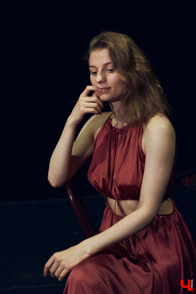 На счету 25-летней актрисы Владимирского театра драмы блестяще сыгранные роли во многих спектаклях. Времени на подготовку и репетиции у нее уходит много, а вот на то, чтобы подобрать повседневный look, его почти нет. Поэтому в ход идут расслабленные образы и минимум аксессуаров в противовес сложным сценическим костюмам.