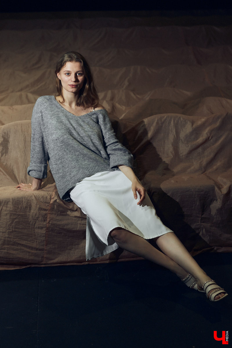 На счету 25-летней актрисы Владимирского театра драмы блестяще сыгранные роли во многих спектаклях. Времени на подготовку и репетиции у нее уходит много, а вот на то, чтобы подобрать повседневный look, его почти нет. Поэтому в ход идут расслабленные образы и минимум аксессуаров в противовес сложным сценическим костюмам.