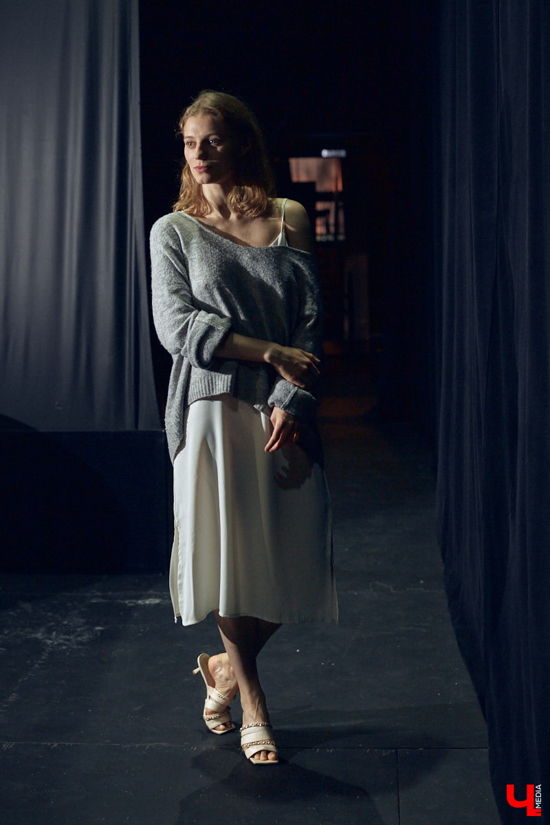 На счету 25-летней актрисы Владимирского театра драмы блестяще сыгранные роли во многих спектаклях. Времени на подготовку и репетиции у нее уходит много, а вот на то, чтобы подобрать повседневный look, его почти нет. Поэтому в ход идут расслабленные образы и минимум аксессуаров в противовес сложным сценическим костюмам.