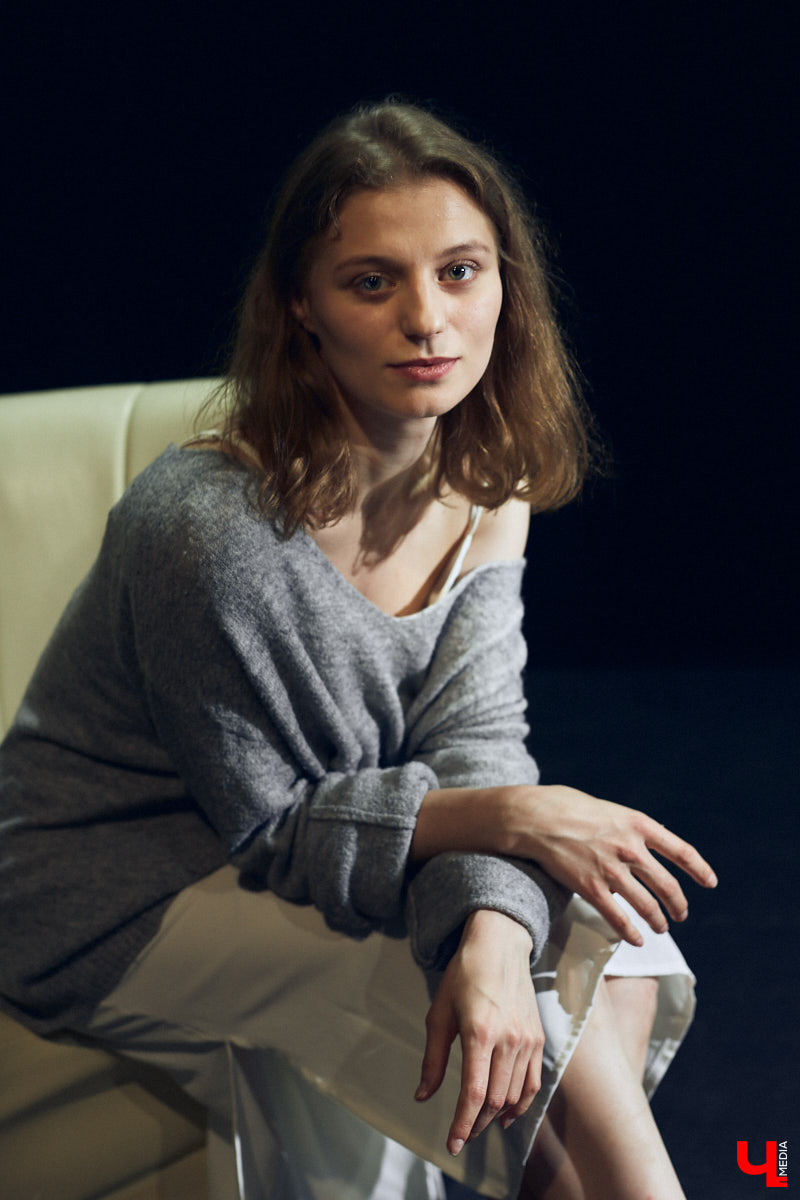 На счету 25-летней актрисы Владимирского театра драмы блестяще сыгранные роли во многих спектаклях. Времени на подготовку и репетиции у нее уходит много, а вот на то, чтобы подобрать повседневный look, его почти нет. Поэтому в ход идут расслабленные образы и минимум аксессуаров в противовес сложным сценическим костюмам.