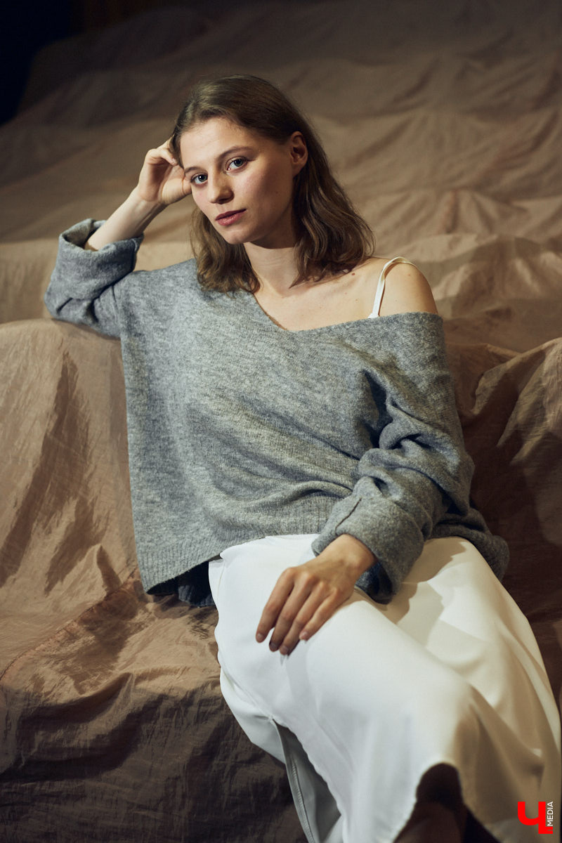 На счету 25-летней актрисы Владимирского театра драмы блестяще сыгранные роли во многих спектаклях. Времени на подготовку и репетиции у нее уходит много, а вот на то, чтобы подобрать повседневный look, его почти нет. Поэтому в ход идут расслабленные образы и минимум аксессуаров в противовес сложным сценическим костюмам.