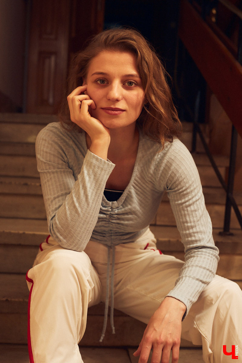 На счету 25-летней актрисы Владимирского театра драмы блестяще сыгранные роли во многих спектаклях. Времени на подготовку и репетиции у нее уходит много, а вот на то, чтобы подобрать повседневный look, его почти нет. Поэтому в ход идут расслабленные образы и минимум аксессуаров в противовес сложным сценическим костюмам.