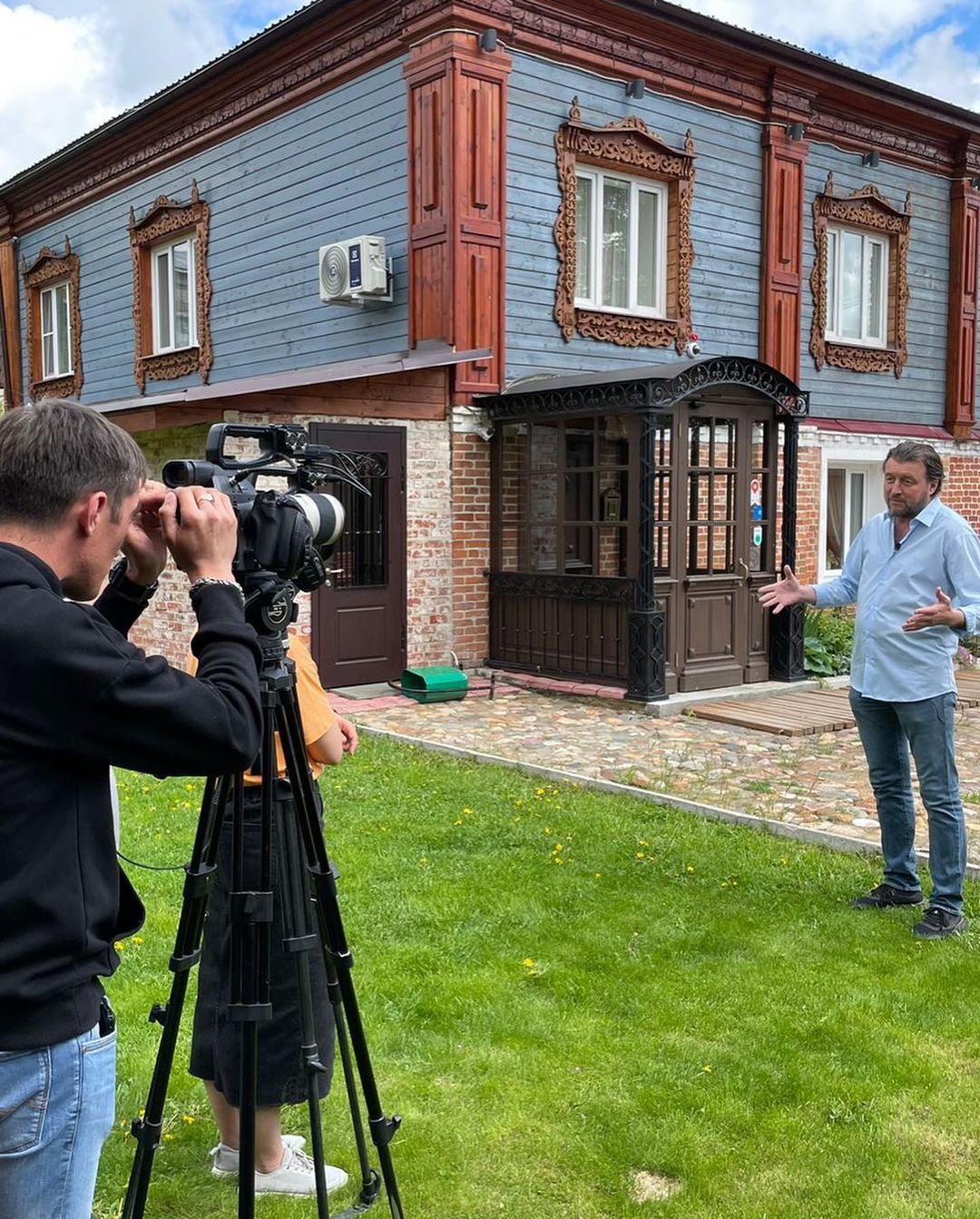 Киржач в эпицентре событий! На днях он стал первым героем нового телевизионного проекта, который скоро выйдет на Первом канале. Съемочная группа работала в городе 4 дня. А вчера в Киржаче стартовал грандиозный музыкальный фестиваль.