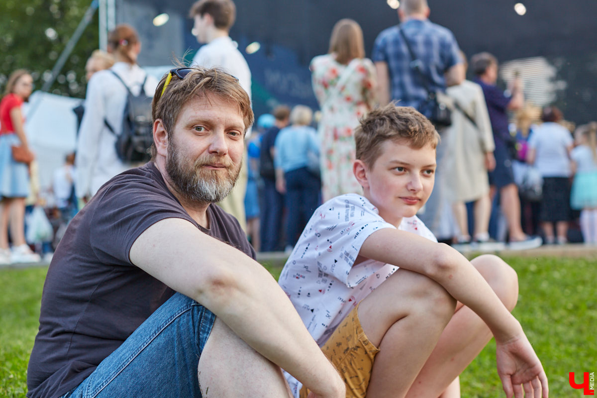 Киржач в эпицентре событий! На днях он стал первым героем нового телевизионного проекта, который скоро выйдет на Первом канале. Съемочная группа работала в городе 4 дня. А вчера в Киржаче стартовал грандиозный музыкальный фестиваль.