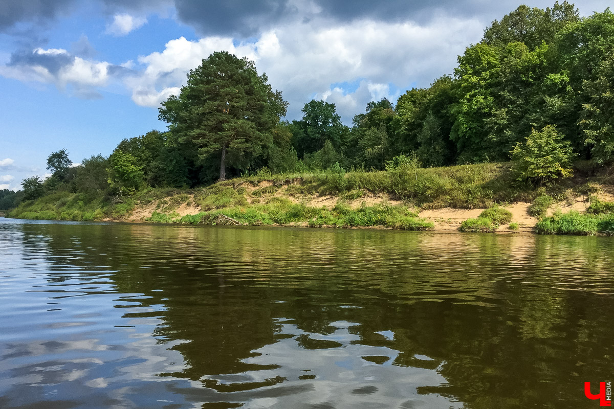 Городская администрация сообщает, что официальное открытие купального сезона состоится 15 июня. За неделю до этого охлаждающего события начинаем присматриваться к ближайшим водоемам и подбирать оптимальные места для семейного отдыха. Встречайте топ самых безопасных пляжей в окрестностях Владимира!