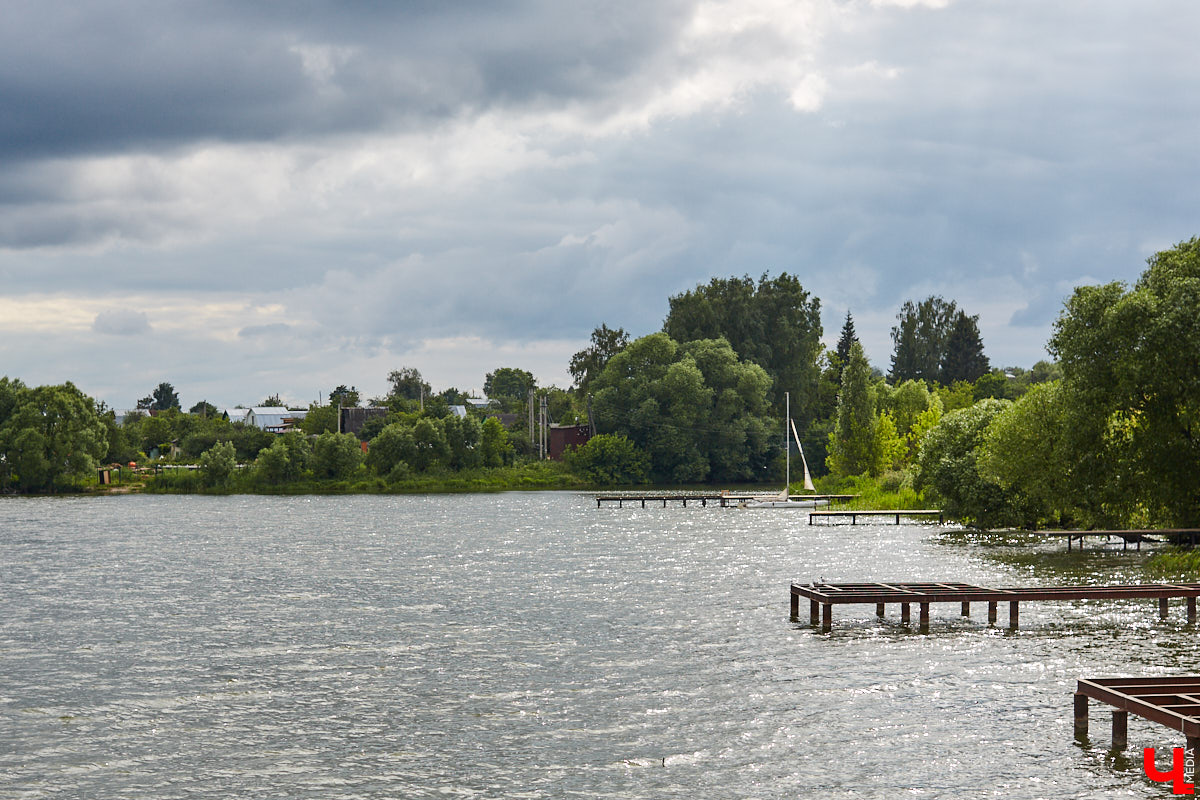 Городская администрация сообщает, что официальное открытие купального сезона состоится 15 июня. За неделю до этого охлаждающего события начинаем присматриваться к ближайшим водоемам и подбирать оптимальные места для семейного отдыха. Встречайте топ самых безопасных пляжей в окрестностях Владимира!