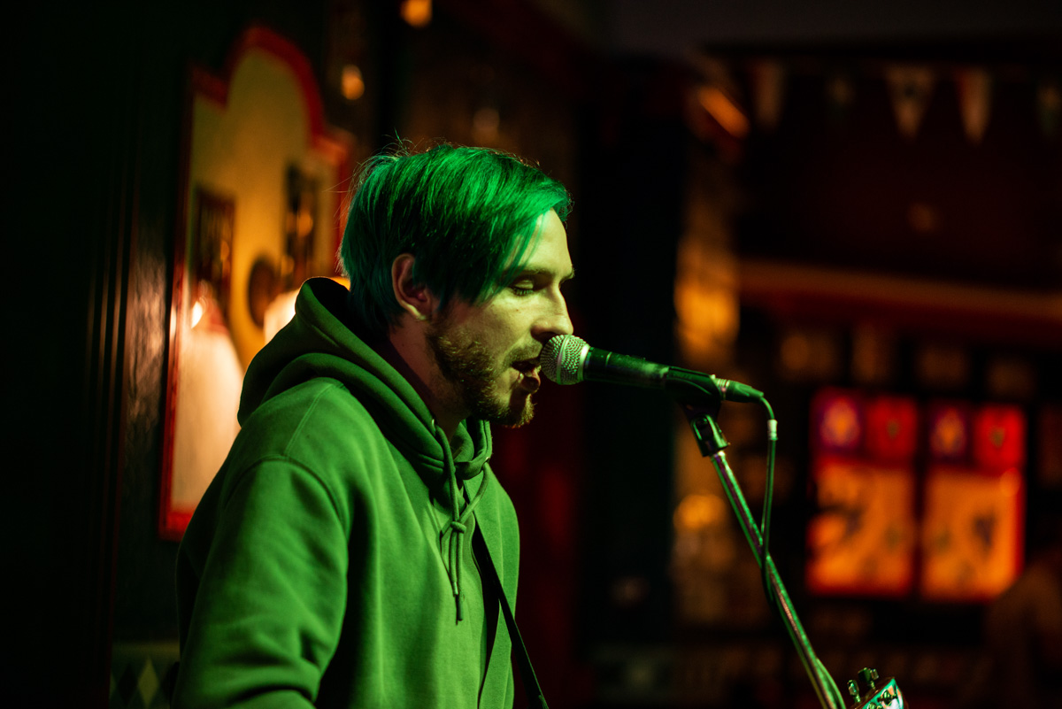 Первый большой тур, преданные фанаты из Ленинградской области, новый сингл «Падает дождь». Местные поп-панки ataka делятся новостями с недавних ивентов и приглашают на концерты во Владимире, Москве и Нижнем Новгороде.