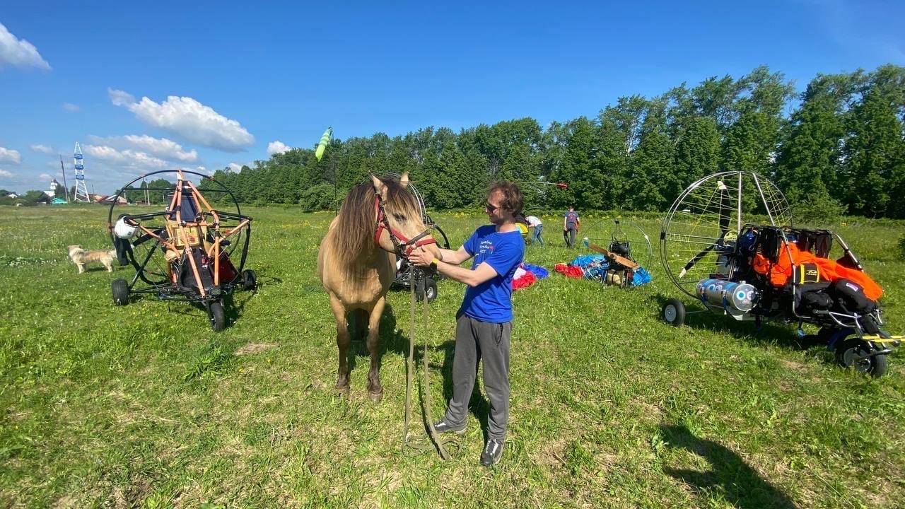 Федор Конюхов приземлился сегодня в Суздале. Вместе со своей командой легендарный путешественник решился на новую авантюру – трансконтинентальный перелет на мотопарапланах от Белого моря к Черному. Город-музей стал одной из остановок. Путешественники прибыли рано утром. Их встретили местные жители и предложили… пересесть с мотопараплана на лошадь! 