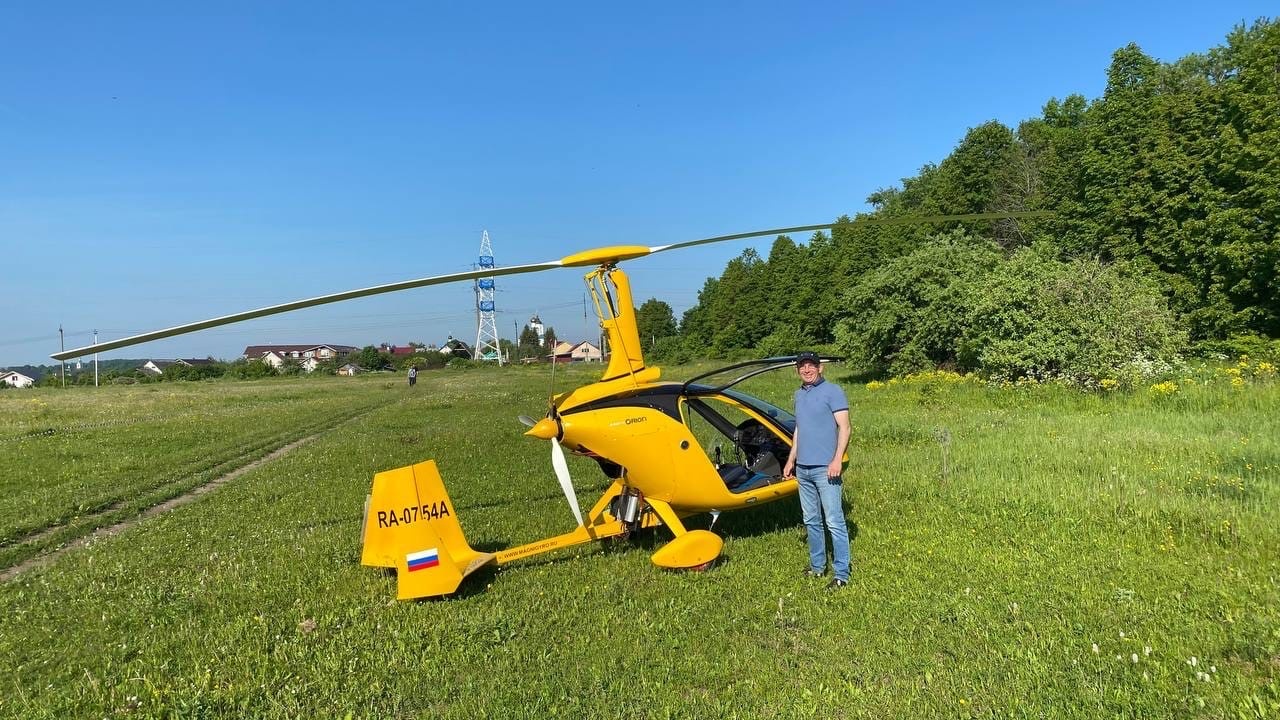 Федор Конюхов приземлился сегодня в Суздале. Вместе со своей командой легендарный путешественник решился на новую авантюру – трансконтинентальный перелет на мотопарапланах от Белого моря к Черному. Город-музей стал одной из остановок. Путешественники прибыли рано утром. Их встретили местные жители и предложили… пересесть с мотопараплана на лошадь! 