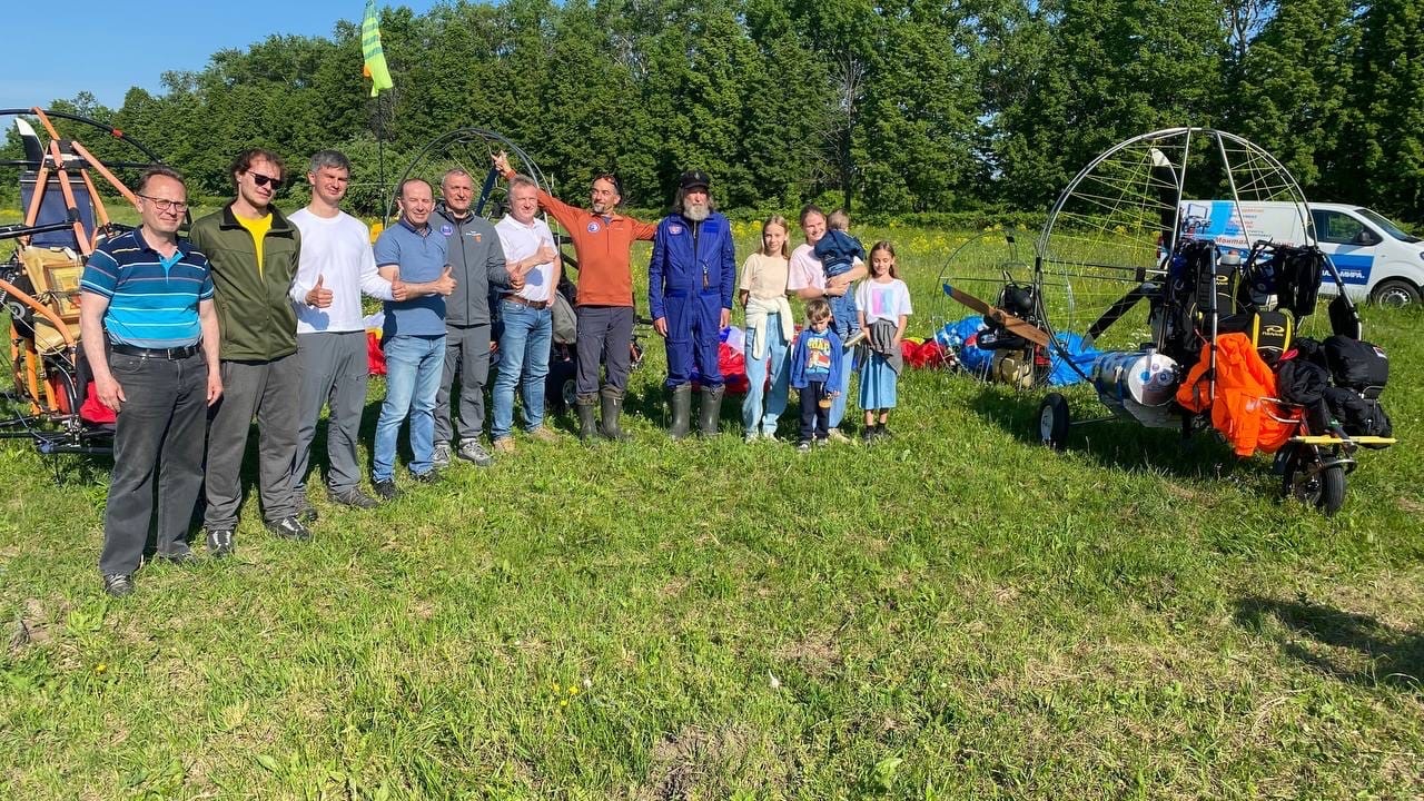 Федор Конюхов приземлился сегодня в Суздале. Вместе со своей командой легендарный путешественник решился на новую авантюру – трансконтинентальный перелет на мотопарапланах от Белого моря к Черному. Город-музей стал одной из остановок. Путешественники прибыли рано утром. Их встретили местные жители и предложили… пересесть с мотопараплана на лошадь! 