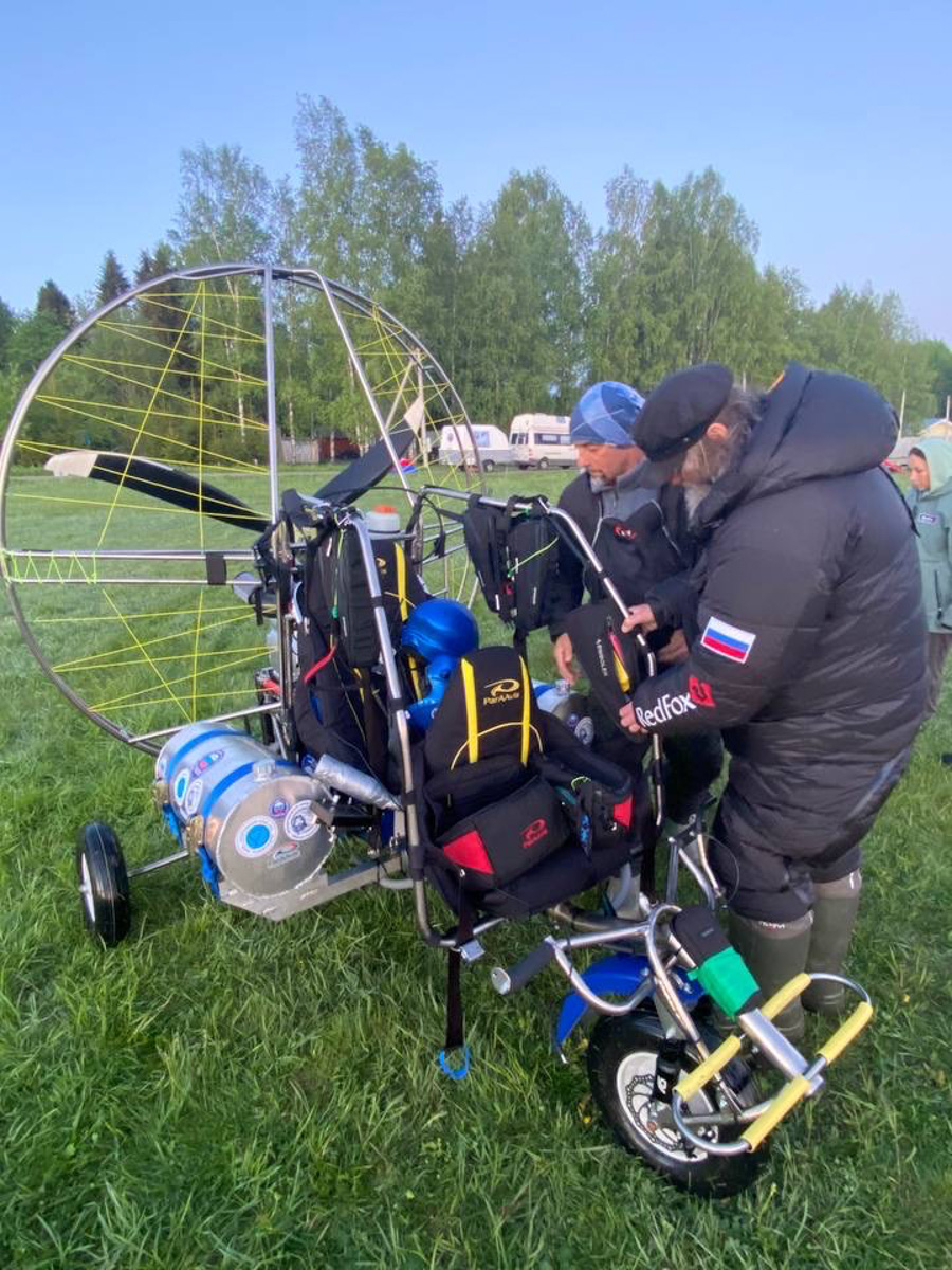 Федор Конюхов приземлился сегодня в Суздале. Вместе со своей командой легендарный путешественник решился на новую авантюру – трансконтинентальный перелет на мотопарапланах от Белого моря к Черному. Город-музей стал одной из остановок. Путешественники прибыли рано утром. Их встретили местные жители и предложили… пересесть с мотопараплана на лошадь! 