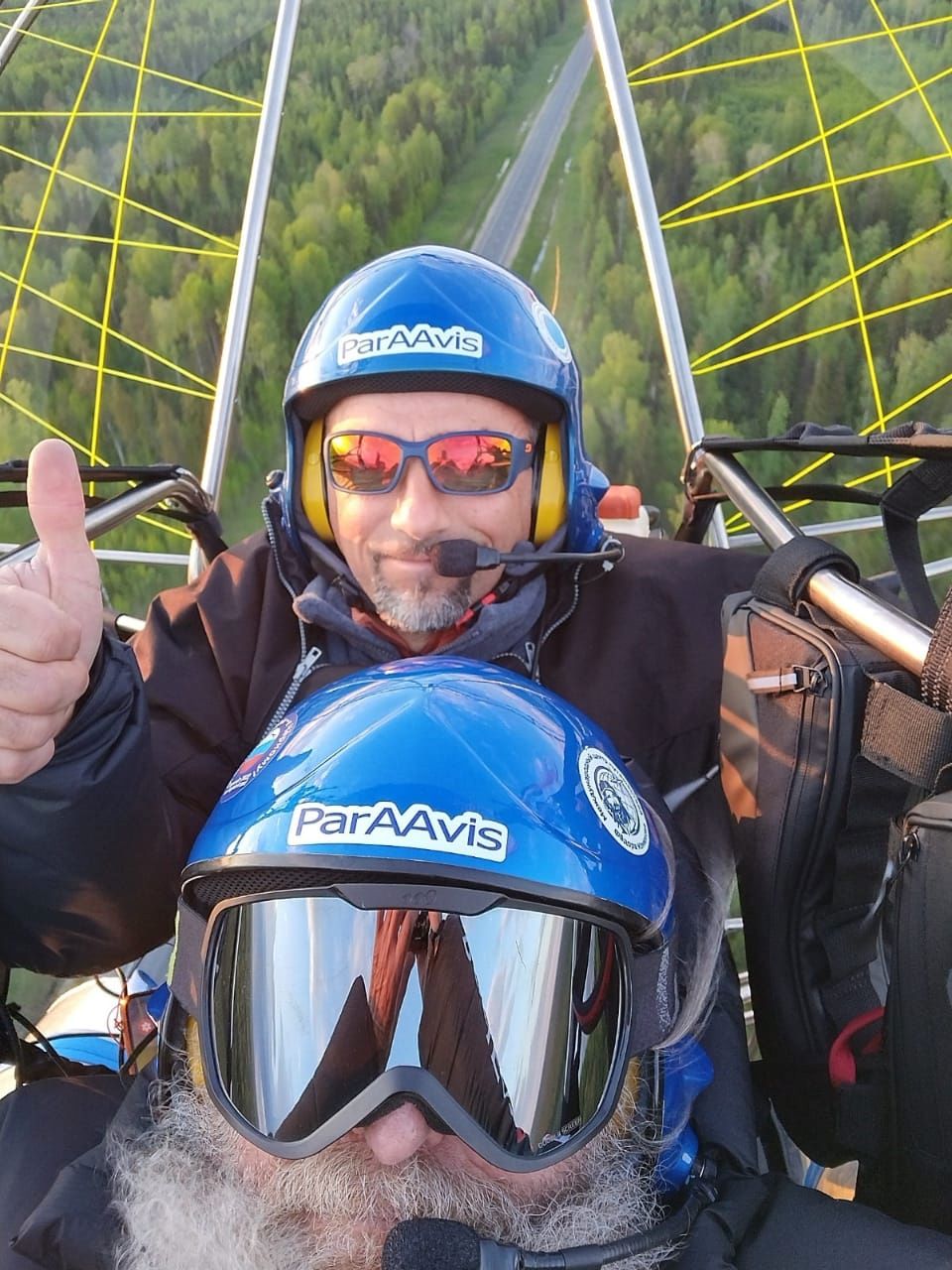 Федор Конюхов приземлился сегодня в Суздале. Вместе со своей командой легендарный путешественник решился на новую авантюру – трансконтинентальный перелет на мотопарапланах от Белого моря к Черному. Город-музей стал одной из остановок. Путешественники прибыли рано утром. Их встретили местные жители и предложили… пересесть с мотопараплана на лошадь! 