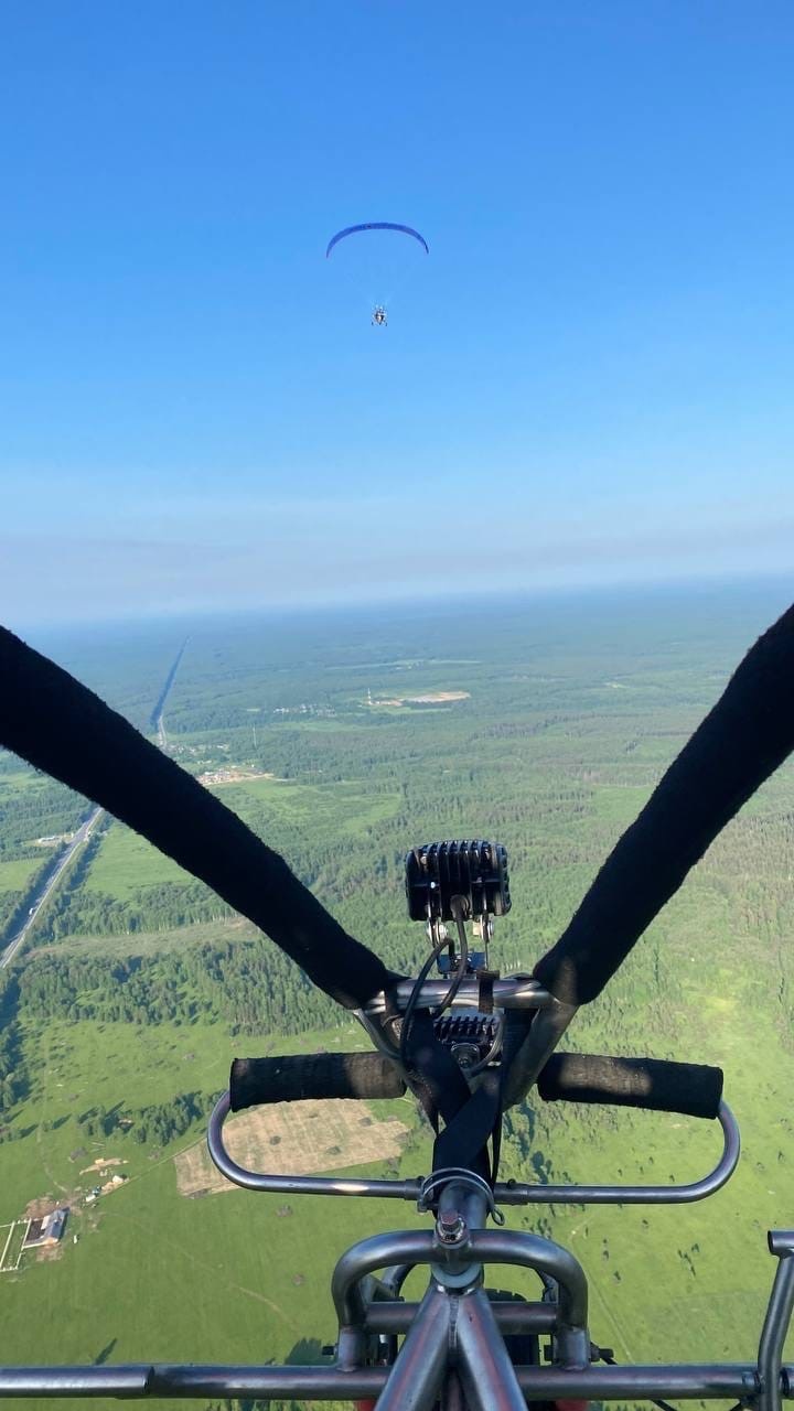 Федор Конюхов приземлился сегодня в Суздале. Вместе со своей командой легендарный путешественник решился на новую авантюру – трансконтинентальный перелет на мотопарапланах от Белого моря к Черному. Город-музей стал одной из остановок. Путешественники прибыли рано утром. Их встретили местные жители и предложили… пересесть с мотопараплана на лошадь! 