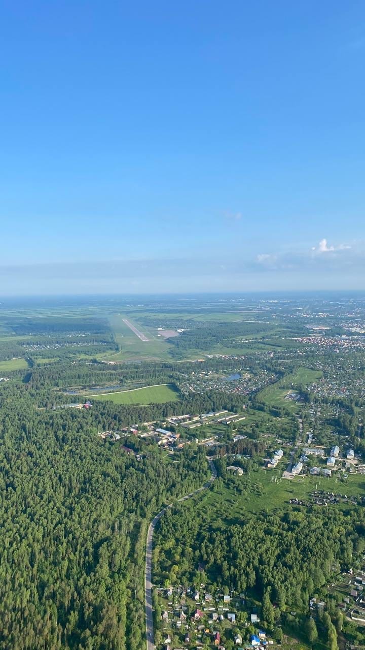 Федор Конюхов приземлился сегодня в Суздале. Вместе со своей командой легендарный путешественник решился на новую авантюру – трансконтинентальный перелет на мотопарапланах от Белого моря к Черному. Город-музей стал одной из остановок. Путешественники прибыли рано утром. Их встретили местные жители и предложили… пересесть с мотопараплана на лошадь! 