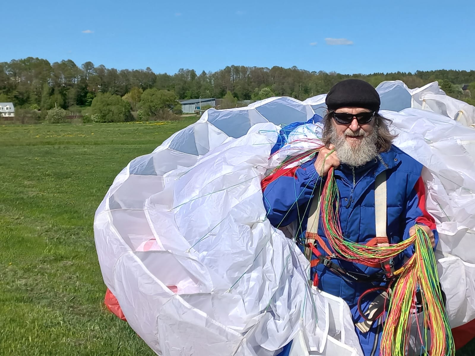 Федор Конюхов приземлился сегодня в Суздале. Вместе со своей командой легендарный путешественник решился на новую авантюру – трансконтинентальный перелет на мотопарапланах от Белого моря к Черному. Город-музей стал одной из остановок. Путешественники прибыли рано утром. Их встретили местные жители и предложили… пересесть с мотопараплана на лошадь! 