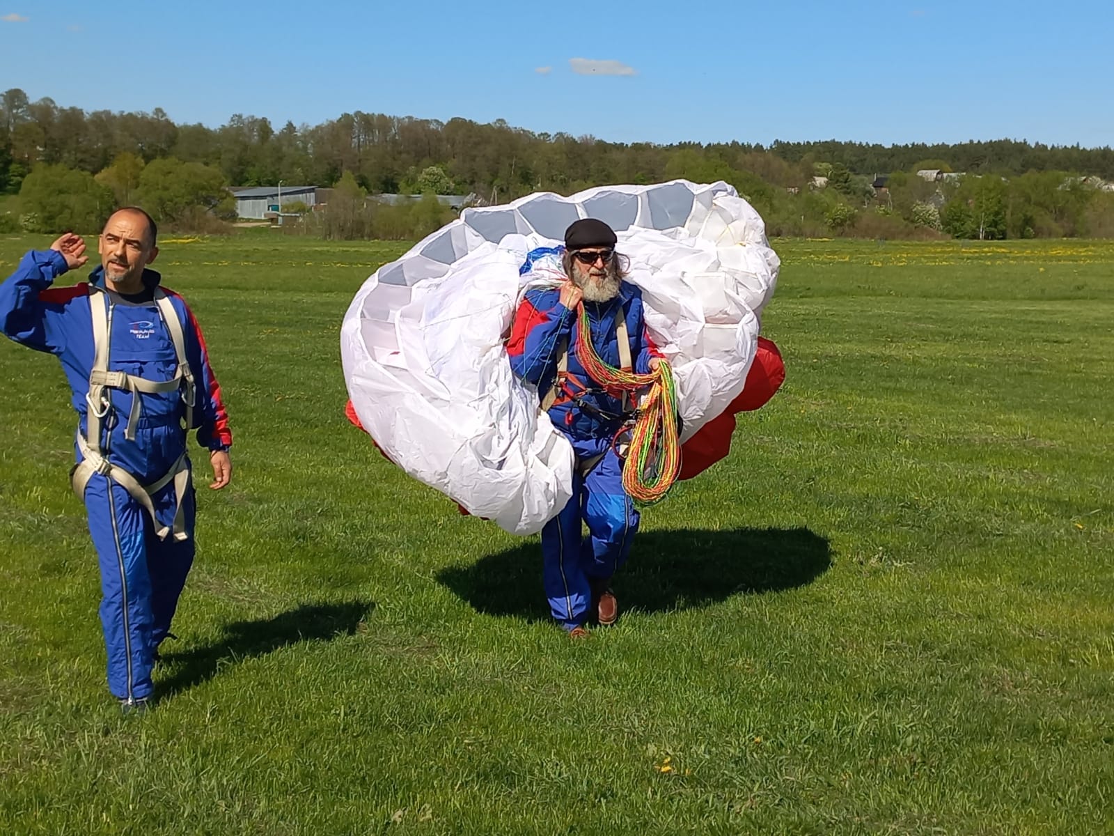 Федор Конюхов приземлился сегодня в Суздале. Вместе со своей командой легендарный путешественник решился на новую авантюру – трансконтинентальный перелет на мотопарапланах от Белого моря к Черному. Город-музей стал одной из остановок. Путешественники прибыли рано утром. Их встретили местные жители и предложили… пересесть с мотопараплана на лошадь! 