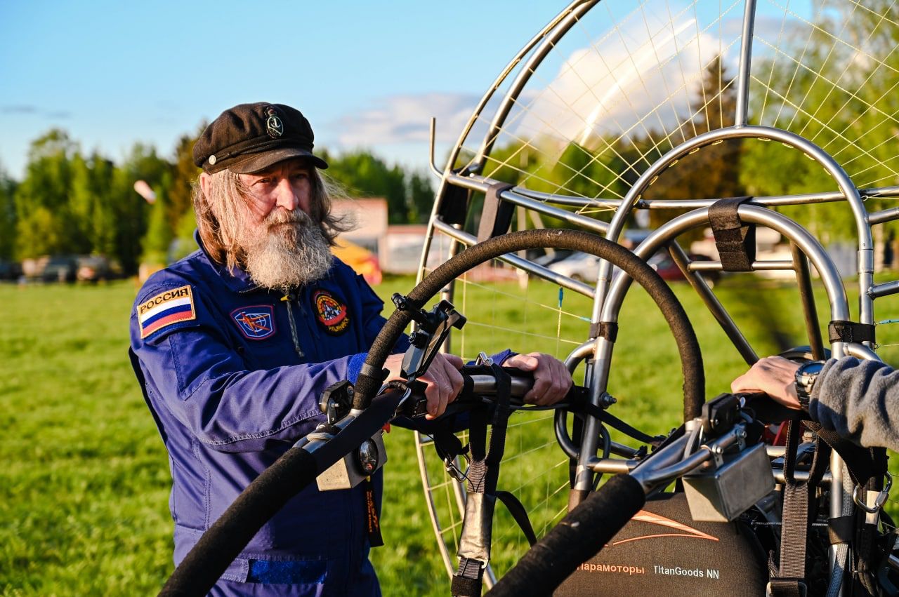 Федор Конюхов приземлился сегодня в Суздале. Вместе со своей командой легендарный путешественник решился на новую авантюру – трансконтинентальный перелет на мотопарапланах от Белого моря к Черному. Город-музей стал одной из остановок. Путешественники прибыли рано утром. Их встретили местные жители и предложили… пересесть с мотопараплана на лошадь! 