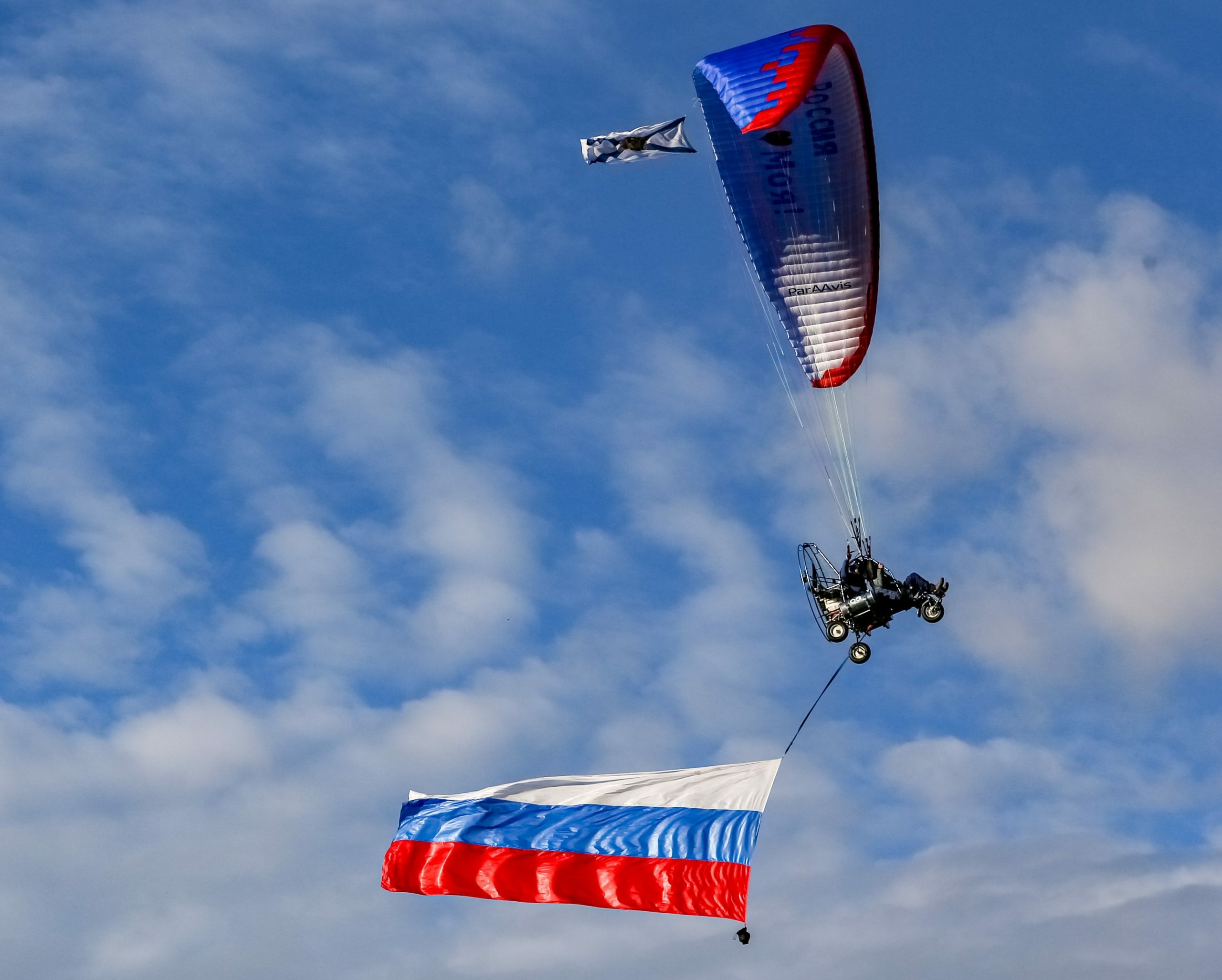 Федор Конюхов приземлился сегодня в Суздале. Вместе со своей командой легендарный путешественник решился на новую авантюру – трансконтинентальный перелет на мотопарапланах от Белого моря к Черному. Город-музей стал одной из остановок. Путешественники прибыли рано утром. Их встретили местные жители и предложили… пересесть с мотопараплана на лошадь! 