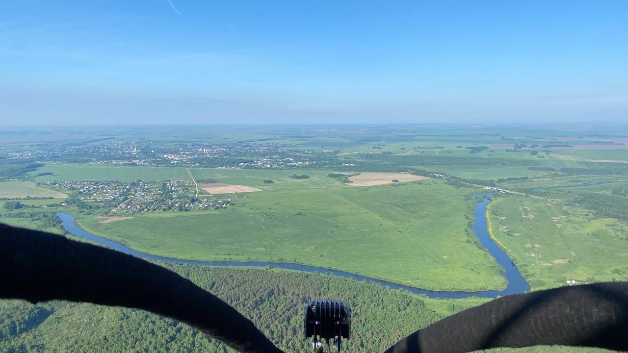 Федор Конюхов приземлился сегодня в Суздале. Вместе со своей командой легендарный путешественник решился на новую авантюру – трансконтинентальный перелет на мотопарапланах от Белого моря к Черному. Город-музей стал одной из остановок. Путешественники прибыли рано утром. Их встретили местные жители и предложили… пересесть с мотопараплана на лошадь! 