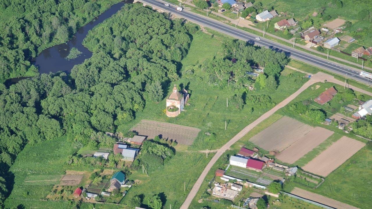 Федор Конюхов приземлился сегодня в Суздале. Вместе со своей командой легендарный путешественник решился на новую авантюру – трансконтинентальный перелет на мотопарапланах от Белого моря к Черному. Город-музей стал одной из остановок. Путешественники прибыли рано утром. Их встретили местные жители и предложили… пересесть с мотопараплана на лошадь! 