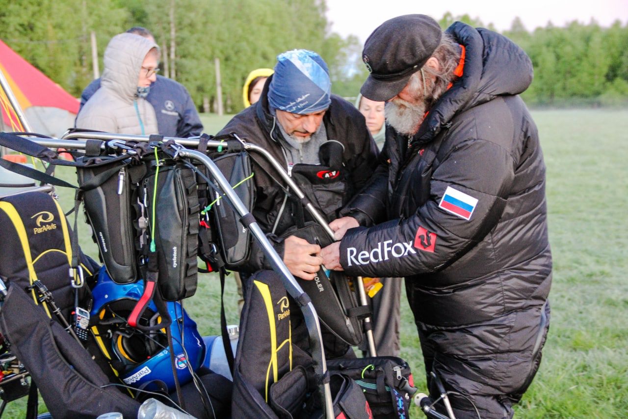 Федор Конюхов приземлился сегодня в Суздале. Вместе со своей командой легендарный путешественник решился на новую авантюру – трансконтинентальный перелет на мотопарапланах от Белого моря к Черному. Город-музей стал одной из остановок. Путешественники прибыли рано утром. Их встретили местные жители и предложили… пересесть с мотопараплана на лошадь! 