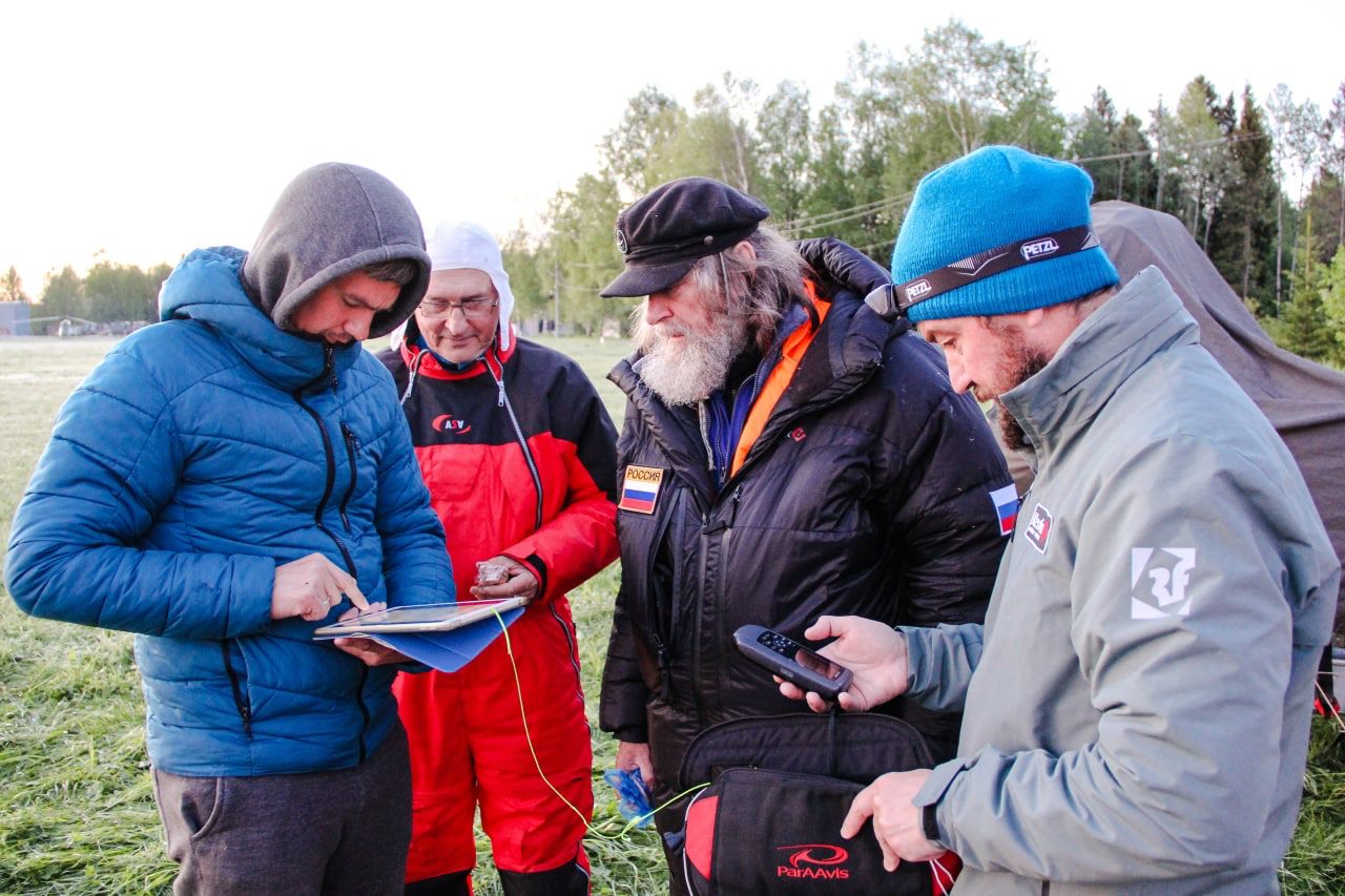 Федор Конюхов приземлился сегодня в Суздале. Вместе со своей командой легендарный путешественник решился на новую авантюру – трансконтинентальный перелет на мотопарапланах от Белого моря к Черному. Город-музей стал одной из остановок. Путешественники прибыли рано утром. Их встретили местные жители и предложили… пересесть с мотопараплана на лошадь! 