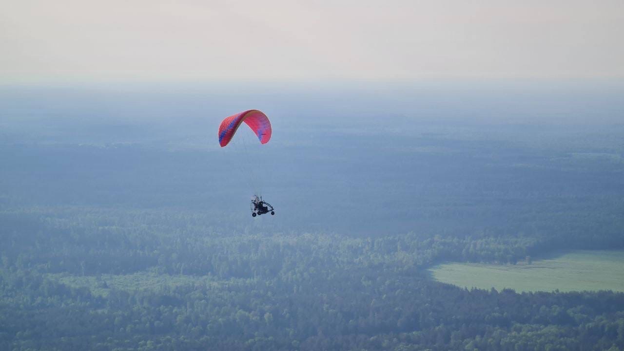 Федор Конюхов приземлился сегодня в Суздале. Вместе со своей командой легендарный путешественник решился на новую авантюру – трансконтинентальный перелет на мотопарапланах от Белого моря к Черному. Город-музей стал одной из остановок. Путешественники прибыли рано утром. Их встретили местные жители и предложили… пересесть с мотопараплана на лошадь! 