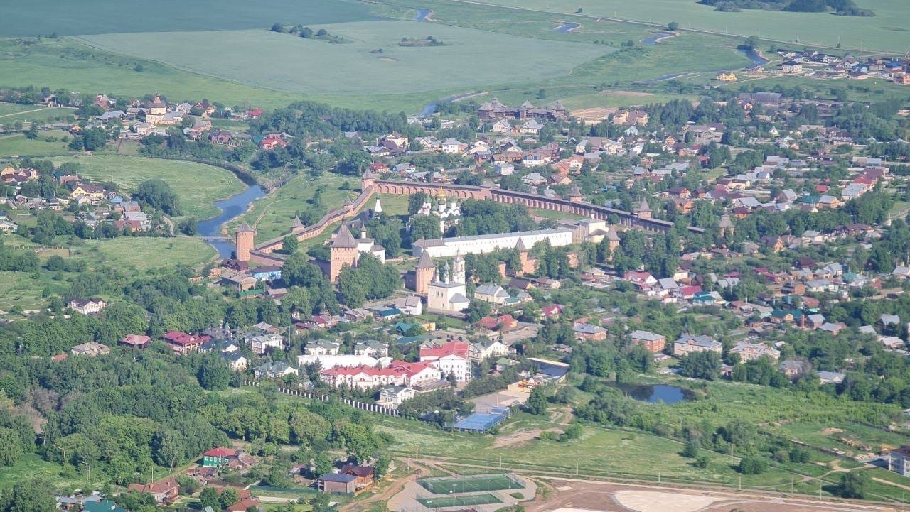 Федор Конюхов приземлился сегодня в Суздале. Вместе со своей командой легендарный путешественник решился на новую авантюру – трансконтинентальный перелет на мотопарапланах от Белого моря к Черному. Город-музей стал одной из остановок. Путешественники прибыли рано утром. Их встретили местные жители и предложили… пересесть с мотопараплана на лошадь! 
