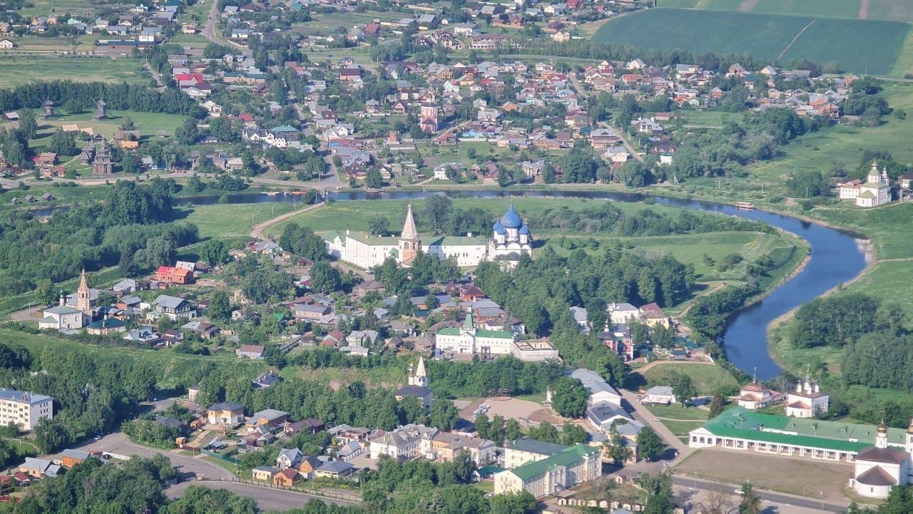 Федор Конюхов приземлился сегодня в Суздале. Вместе со своей командой легендарный путешественник решился на новую авантюру – трансконтинентальный перелет на мотопарапланах от Белого моря к Черному. Город-музей стал одной из остановок. Путешественники прибыли рано утром. Их встретили местные жители и предложили… пересесть с мотопараплана на лошадь! 