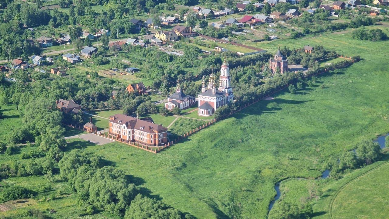 Федор Конюхов приземлился сегодня в Суздале. Вместе со своей командой легендарный путешественник решился на новую авантюру – трансконтинентальный перелет на мотопарапланах от Белого моря к Черному. Город-музей стал одной из остановок. Путешественники прибыли рано утром. Их встретили местные жители и предложили… пересесть с мотопараплана на лошадь! 