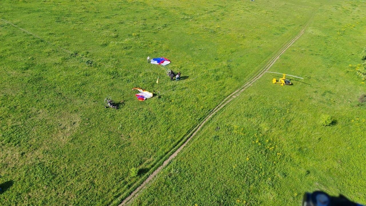 Федор Конюхов приземлился сегодня в Суздале. Вместе со своей командой легендарный путешественник решился на новую авантюру – трансконтинентальный перелет на мотопарапланах от Белого моря к Черному. Город-музей стал одной из остановок. Путешественники прибыли рано утром. Их встретили местные жители и предложили… пересесть с мотопараплана на лошадь! 