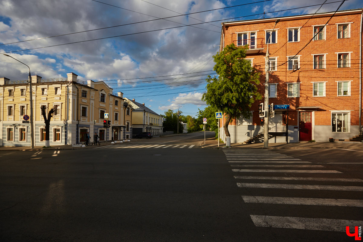 Многие ли владимирцы знают о существовании Манежного тупика в центре города? Там всего-то четыре здания. Жилых домов на этой улице нет. А ведь когда-то ей не брезговали даже князья и губернаторы! Впрочем, давайте обо всем по порядку…