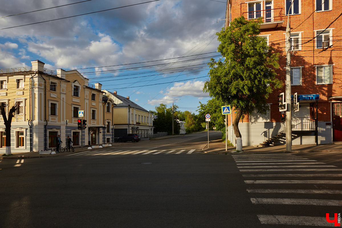 Многие ли владимирцы знают о существовании Манежного тупика в центре города? Там всего-то четыре здания. Жилых домов на этой улице нет. А ведь когда-то ей не брезговали даже князья и губернаторы! Впрочем, давайте обо всем по порядку…