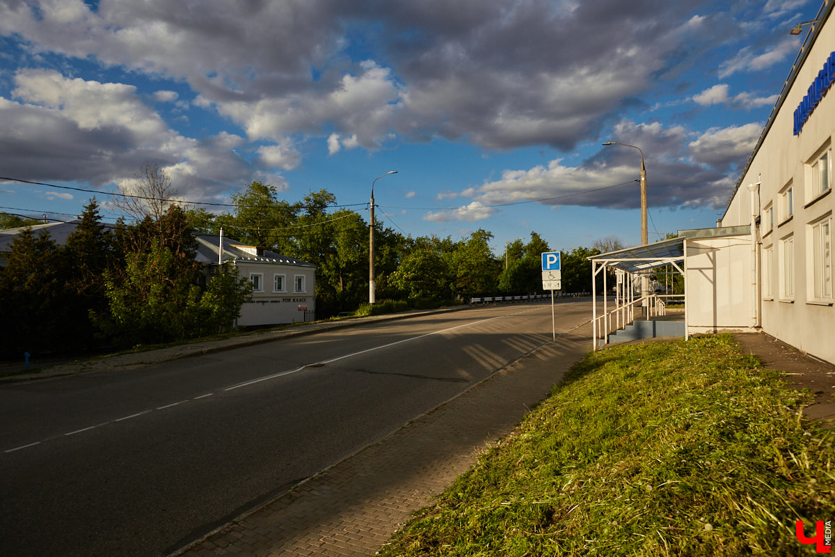 Многие ли владимирцы знают о существовании Манежного тупика в центре города? Там всего-то четыре здания. Жилых домов на этой улице нет. А ведь когда-то ей не брезговали даже князья и губернаторы! Впрочем, давайте обо всем по порядку…