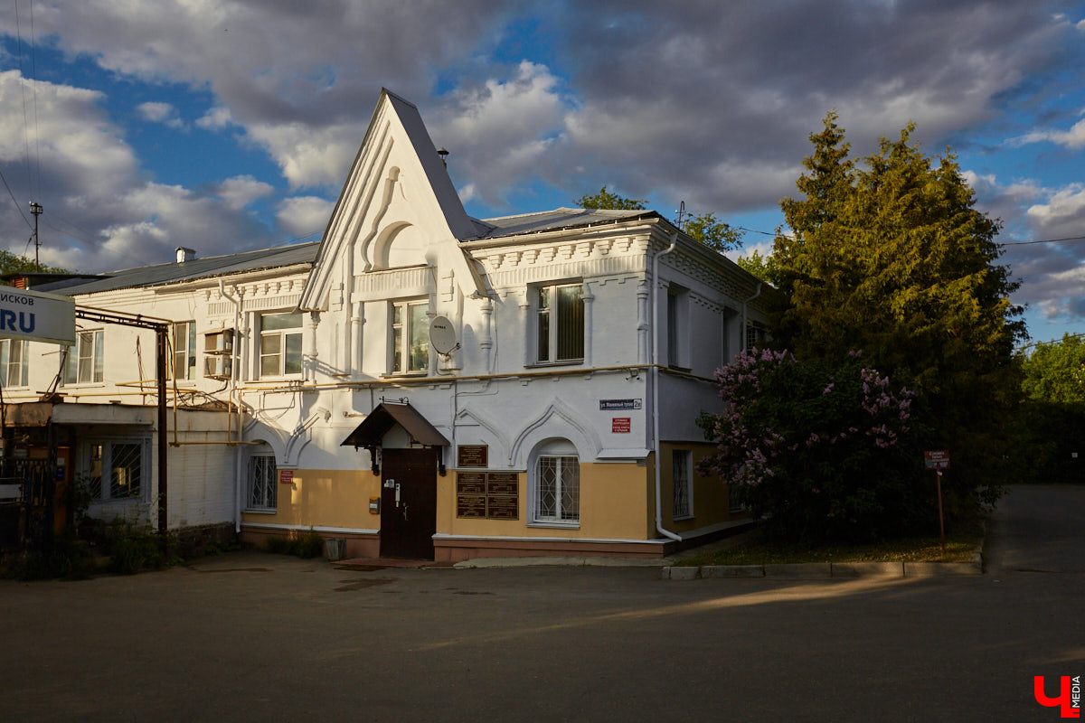 Многие ли владимирцы знают о существовании Манежного тупика в центре города? Там всего-то четыре здания. Жилых домов на этой улице нет. А ведь когда-то ей не брезговали даже князья и губернаторы! Впрочем, давайте обо всем по порядку…