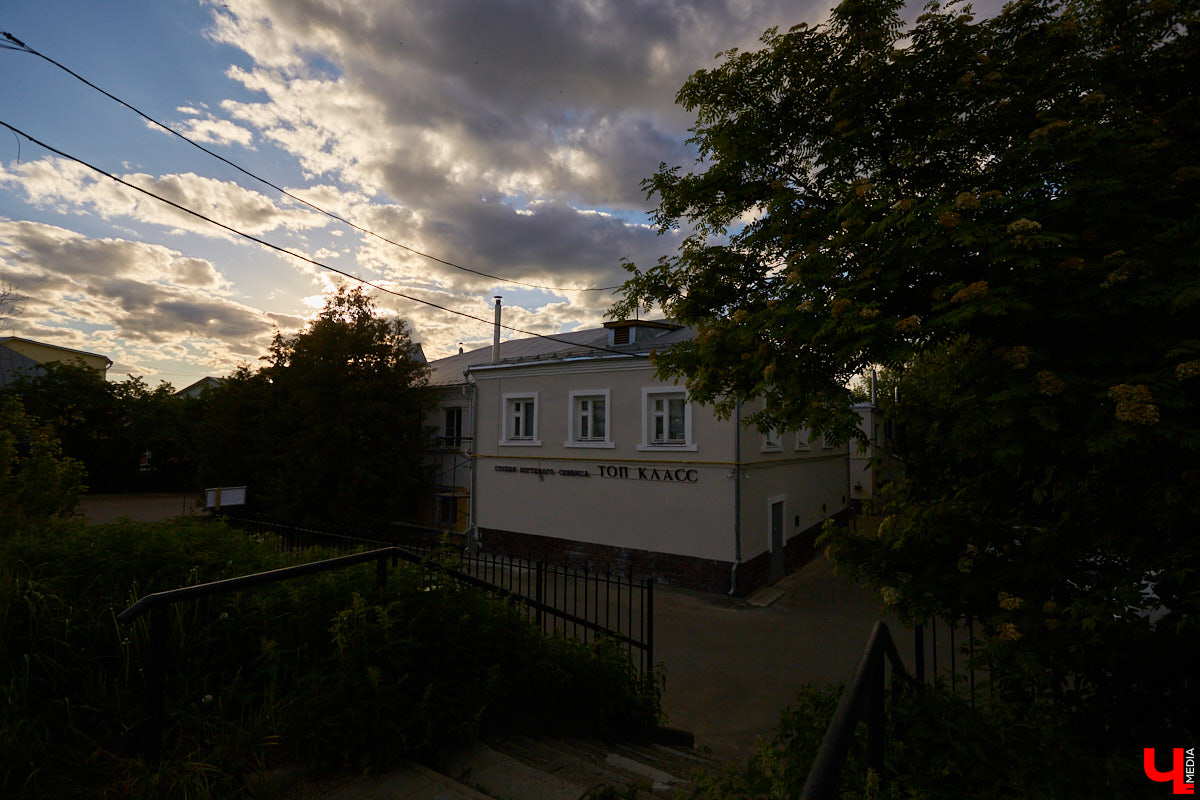 Многие ли владимирцы знают о существовании Манежного тупика в центре города? Там всего-то четыре здания. Жилых домов на этой улице нет. А ведь когда-то ей не брезговали даже князья и губернаторы! Впрочем, давайте обо всем по порядку…