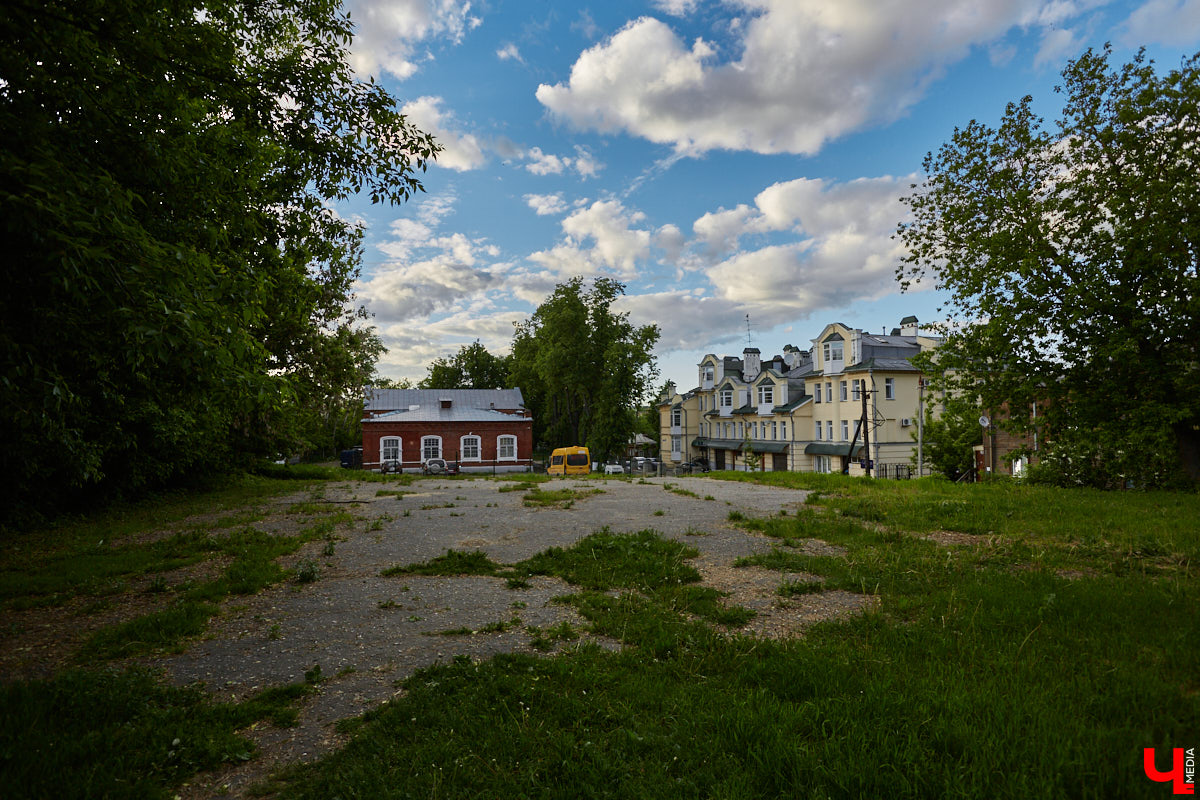 Многие ли владимирцы знают о существовании Манежного тупика в центре города? Там всего-то четыре здания. Жилых домов на этой улице нет. А ведь когда-то ей не брезговали даже князья и губернаторы! Впрочем, давайте обо всем по порядку…