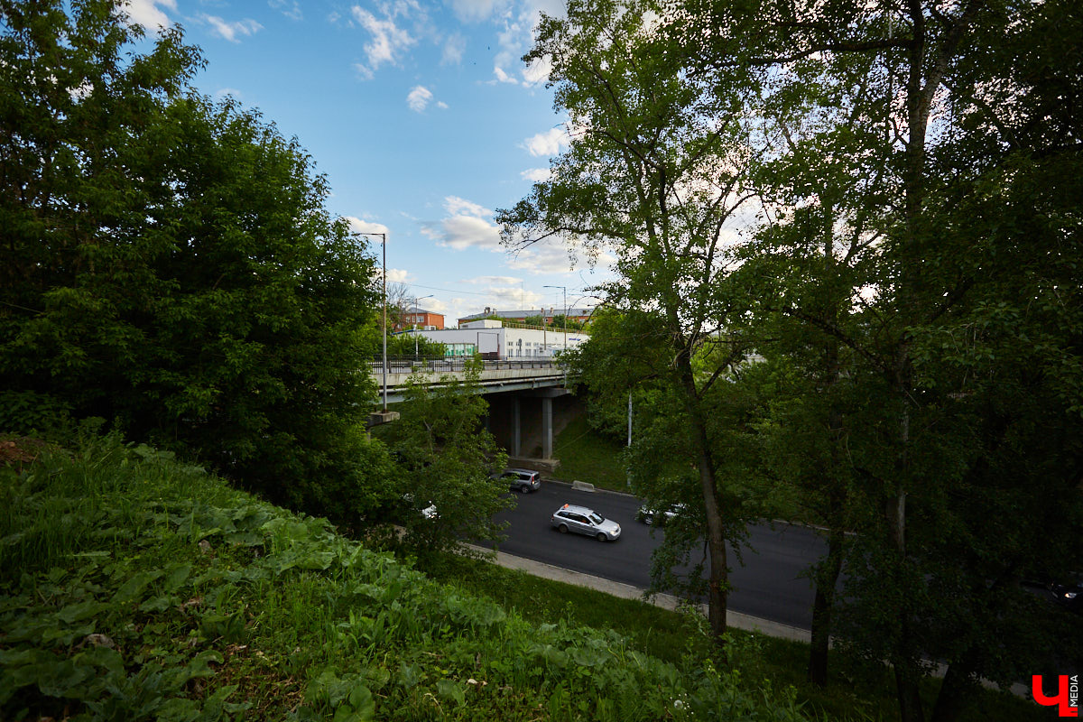 Многие ли владимирцы знают о существовании Манежного тупика в центре города? Там всего-то четыре здания. Жилых домов на этой улице нет. А ведь когда-то ей не брезговали даже князья и губернаторы! Впрочем, давайте обо всем по порядку…